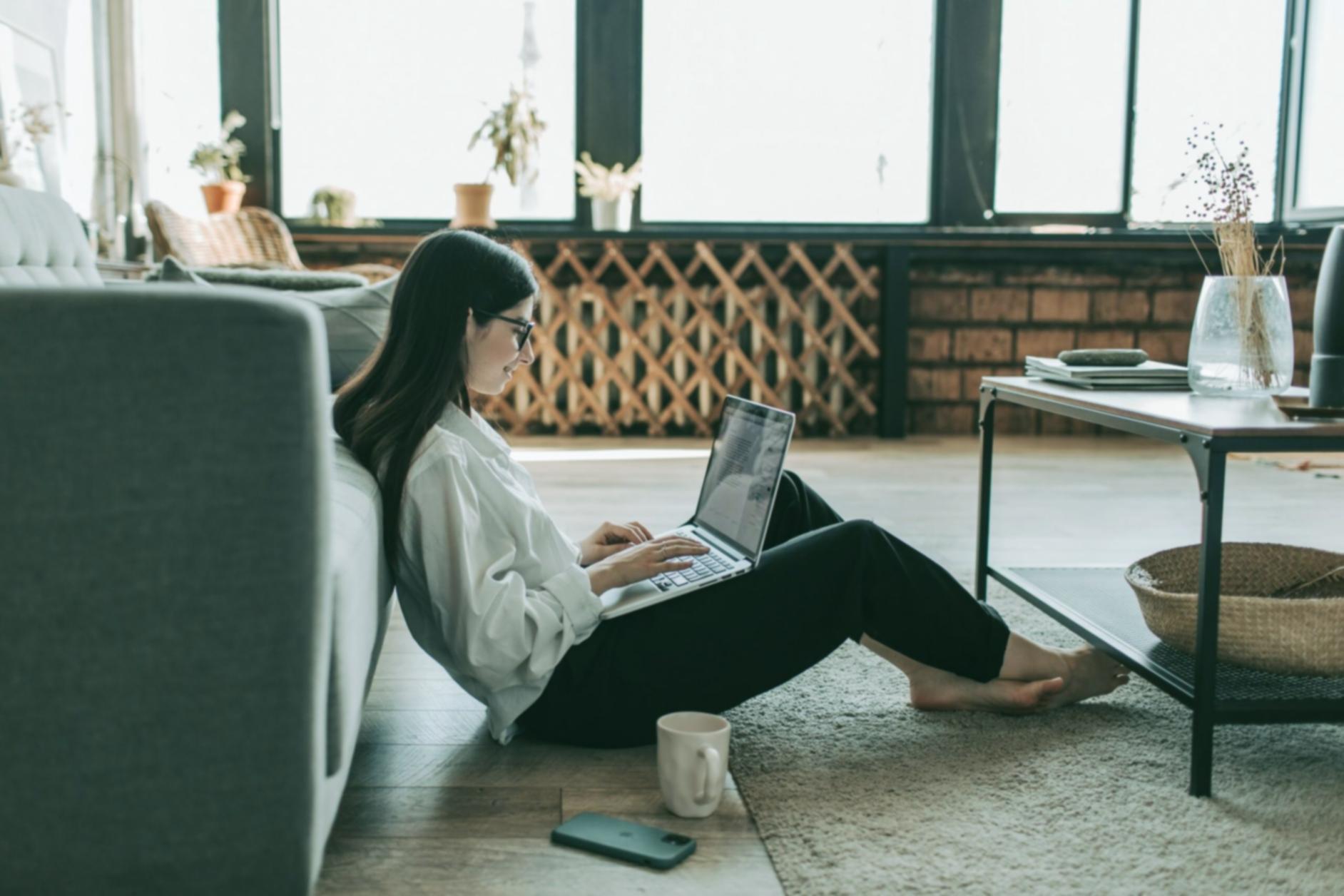 Intervenant présentant un contenu de gestion d'entreprise lors d'un webinaire Helvasin